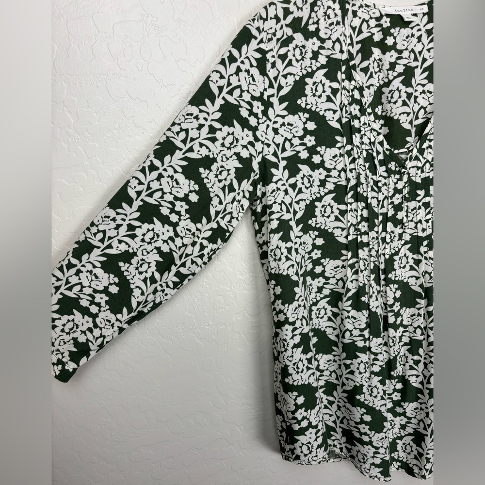 Fun2Fun Green White Floral Pintuck V-Neck Long Sleeve Blouse XS 0670 - Picture 4 of 9